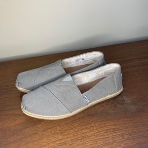 TOMS shoes-never worn